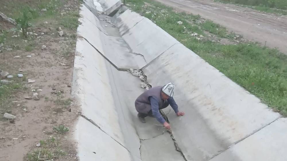 В Лейлекском районе потрескался новый канал, который сдали в эксплуатации меньше года назад. Фото