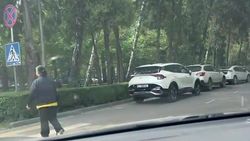 Одна полоса дороги по бульвару Эркиндик заставлена машинами, несмотря на запрещающий знак. Видео