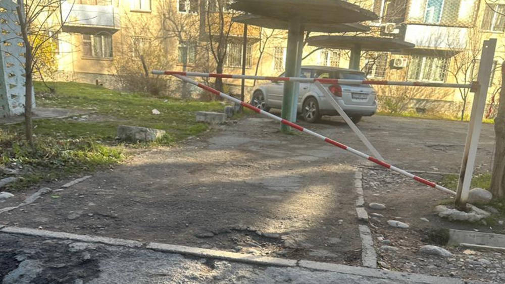 У дома №21 в 10 микрорайоне незаконно установили шлагбаум, - местный житель