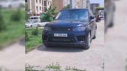 Range Rover припарковали на остановке в Джале. Фото