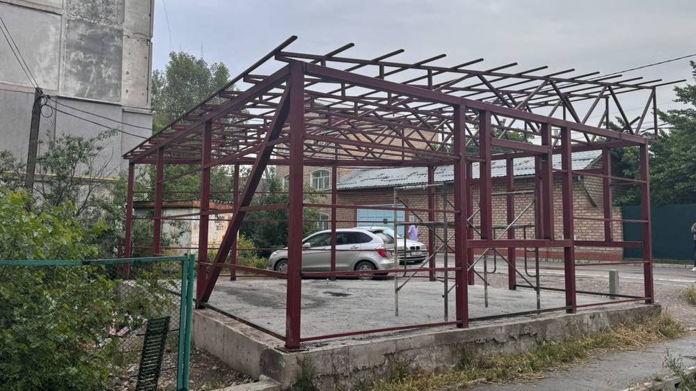 Мэрия ответила, законно ли в Учкуне строят железный навес
