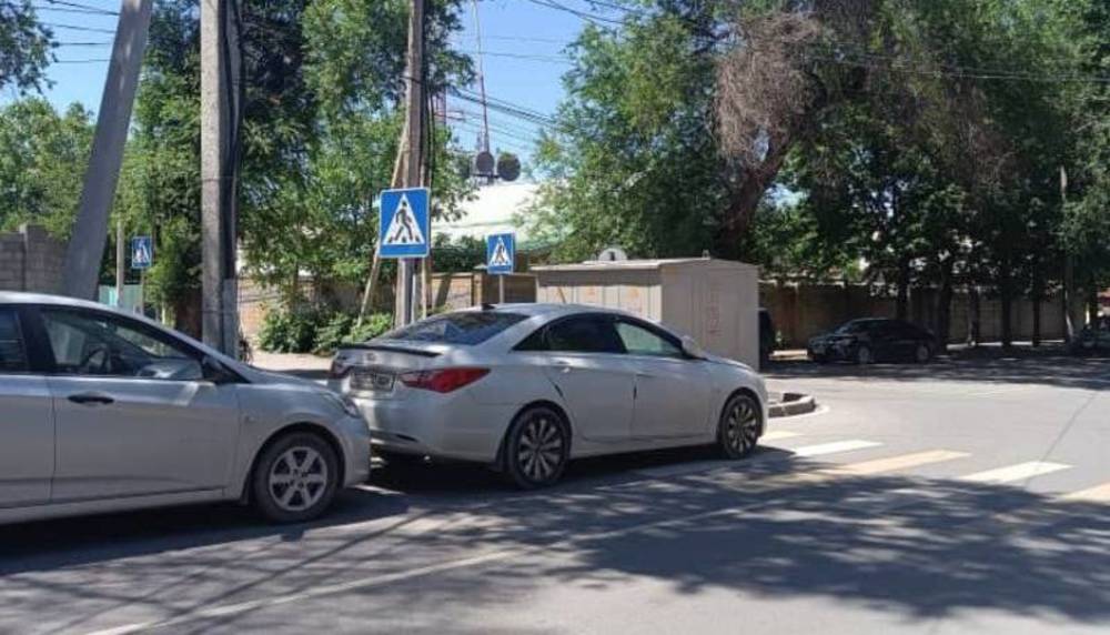 Hyundau Sonata припарковали на пешеходном переходе Дзержинского-Пролетарская