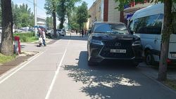 Lexus 570 с неоплаченными штрафами на 9800 сомов припарковался на тротуаре по проспекту Айтматова. Видео