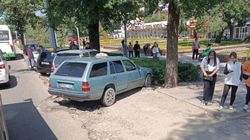 Остановка на проспекте Чуй возле ЦУМа заставлена таксистами. Фото