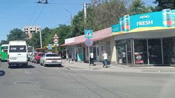 Остановка на Жибек Жолу заставлена машинами. Фото