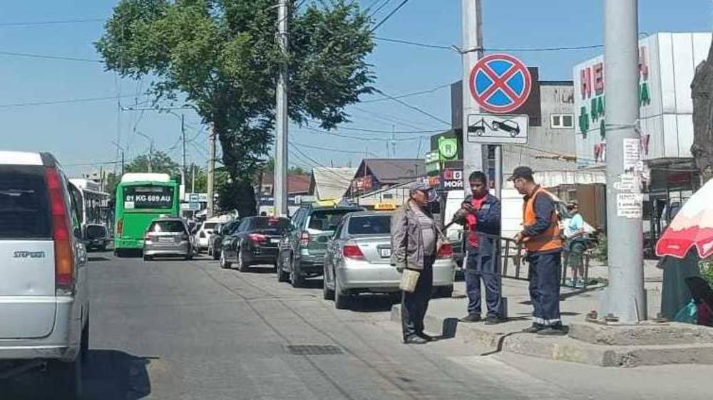Остановка на Жибек Жолу заставлена таксистами. Фото