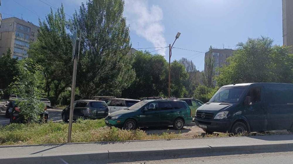 В Востоке-5 водители паркуются на газоне. Фото