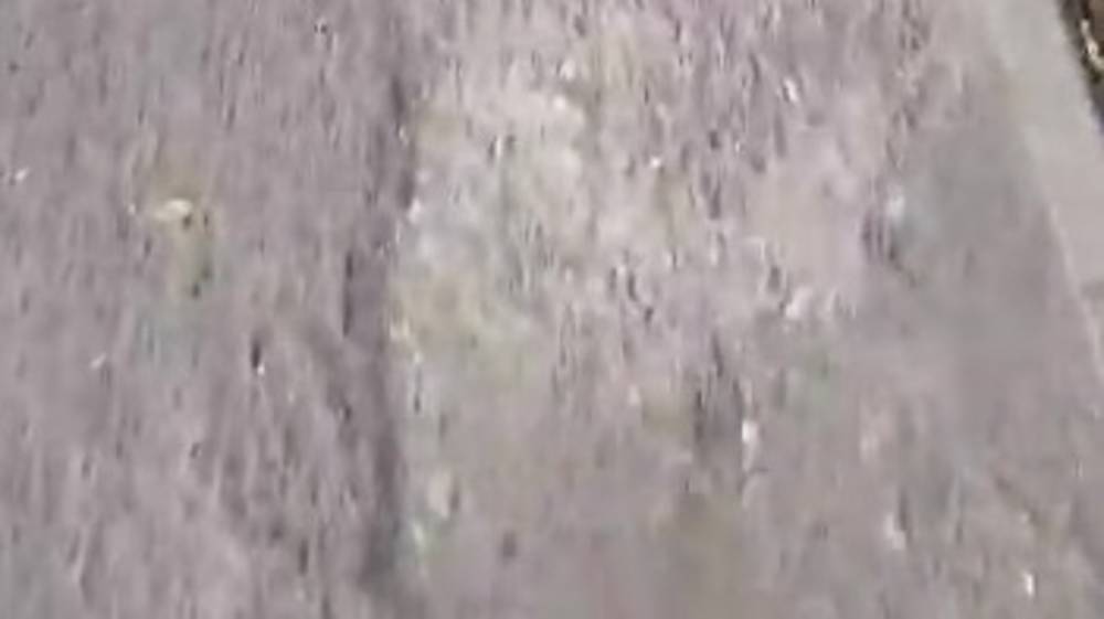 Асфальт на новом тротуаре на ул.Суюмбаева уже рассыпается. Видео