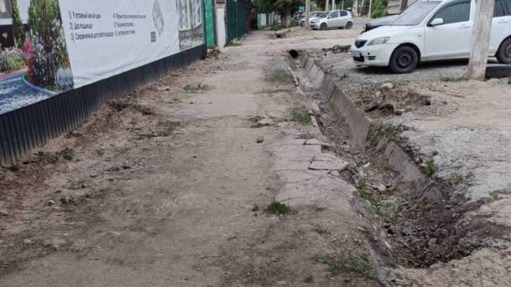 Тротуар на Салиевой разбит, арыки в строймусоре. Фото горожанина