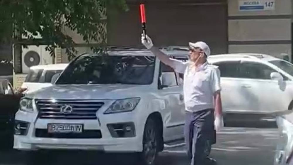 С мужчиной, который регулировал движение на ул.Московской, провели беседу. Видео УПСМ