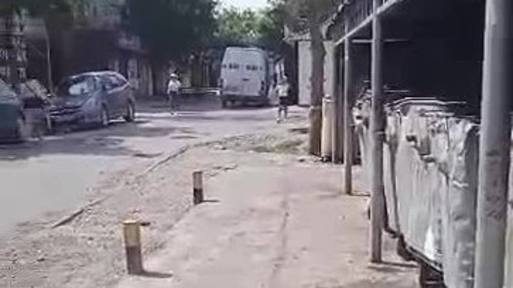 Мусор в мкр Улан убрали, а сломанные контейнеры заменят. Видео