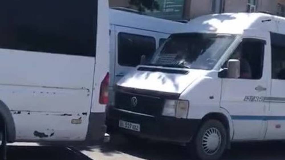 Затор из маршруток и автобусов на Киевской. Видео