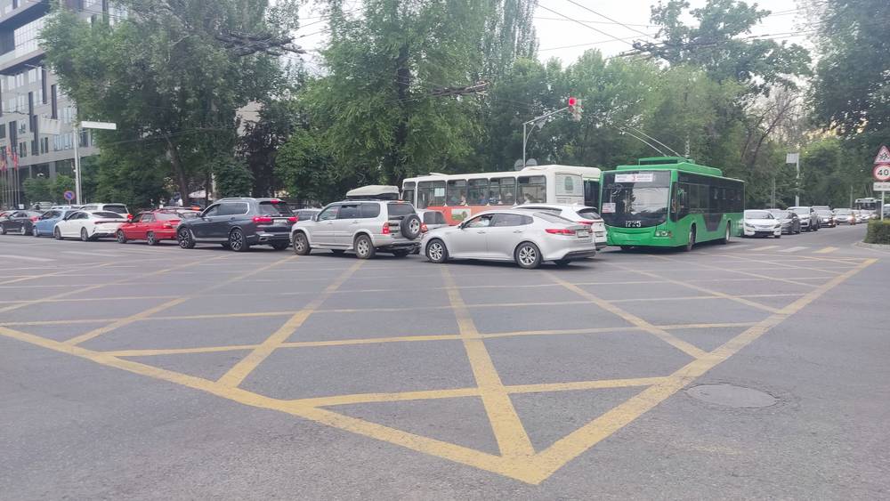 Водители игнорируют вафельную разметку на Манаса-Московской. Фото