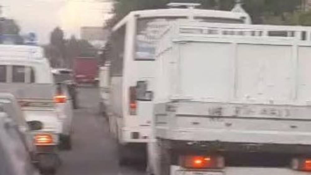 Еще один автобус №21 поворачивает со второй полосы. Видео