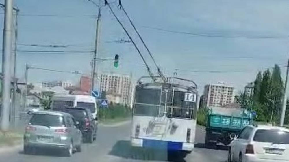 Троллейбус №14 поворачивает со второй полосы. Видео