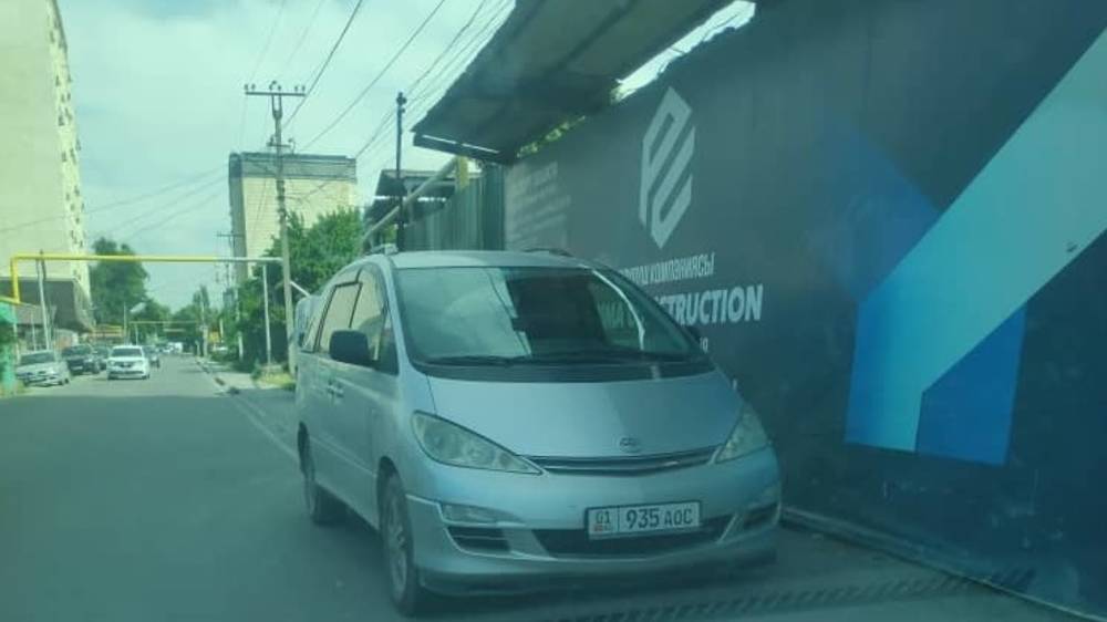 «Тойоту» припарковали на тротуаре в Востоке-5. Фото