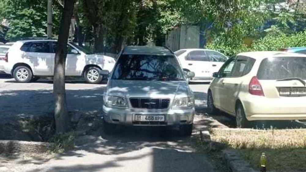 Возле здания ГУУР МВД «Субару» припарковали на тротуаре. Фото
