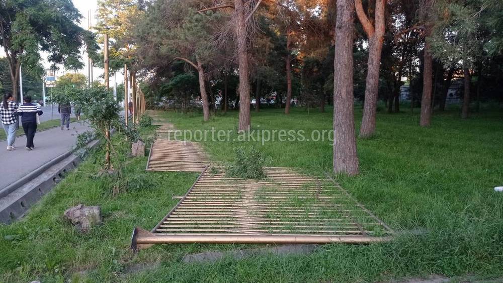 В Октябрьском акимиате рассказали, что случилось с частью забора парка Ататюрка
