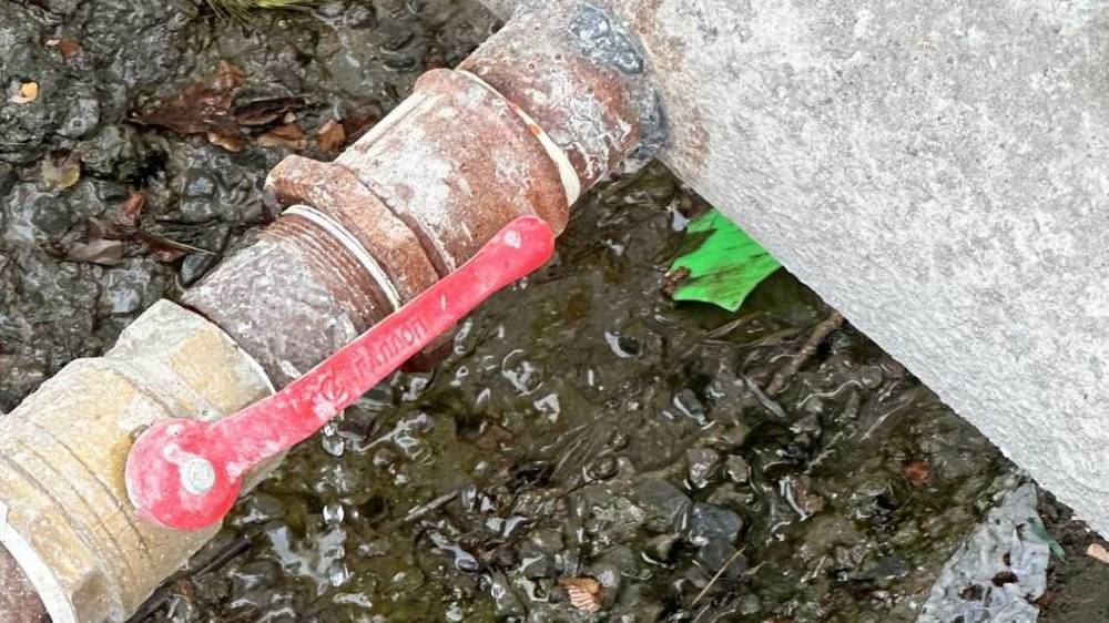Возле бани «Жыргал» утечка воды. Ответ «Бишкекводоканала»