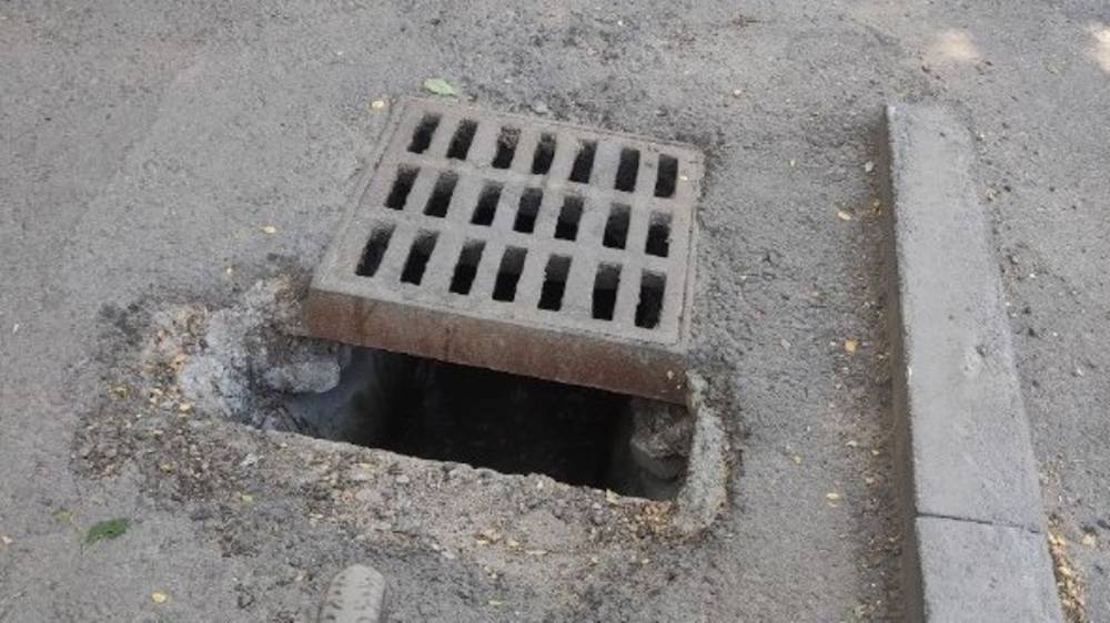«Яма-убийца» на тротуаре на Айтматова. Фото