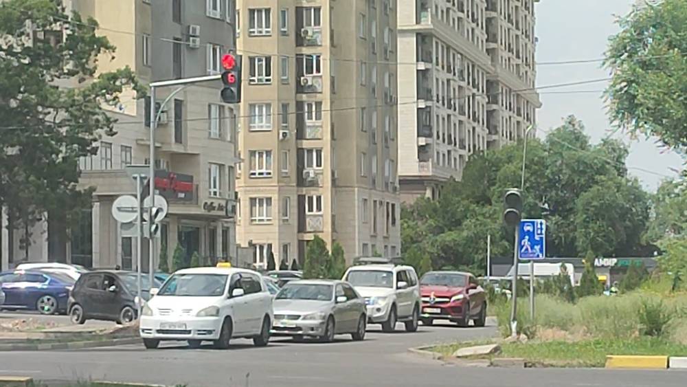 «Опасный» светофор на проспекте Айтматова подвергает опасности пешеходов. Видео