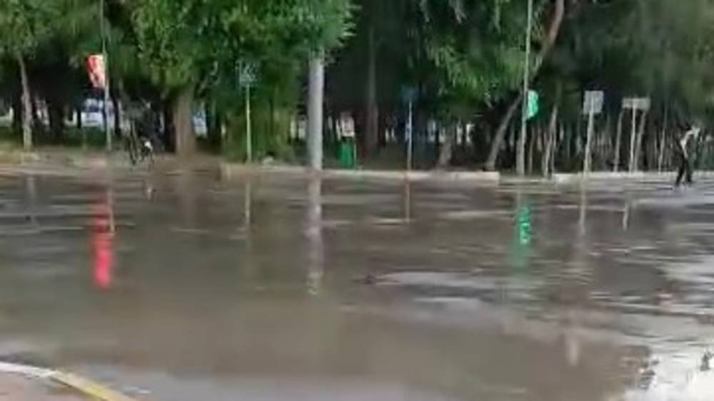 Дорогу по Советской снова затопило. Видео