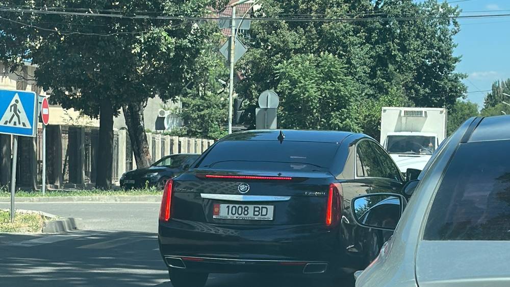«Кадиллак SRX» едет по встречке. Видео
