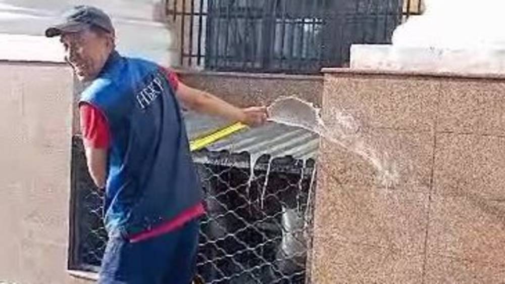 Фасад здания музея Нацбанка моют водой из шланга. Видео