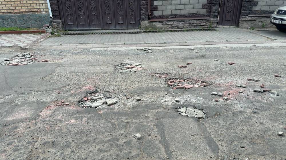 Мужчина заполнил ямы на ул.Чехова строймусором. Видео и фото