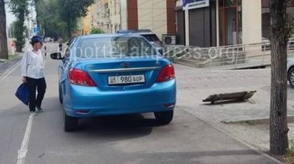 Еще один автомобиль припаркован на тротуаре по Айтматова. Фото