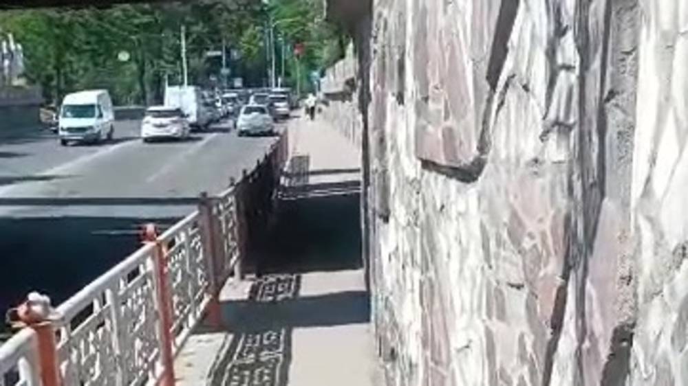Под мостом на Молодой Гвардии куски бетона падают на тротуар. Видео горожанина
