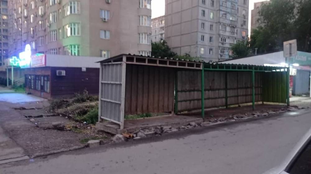 Мэрия отвечает жителям Тунгуча, которые просят передвинуть мусорные баки от жилого дома