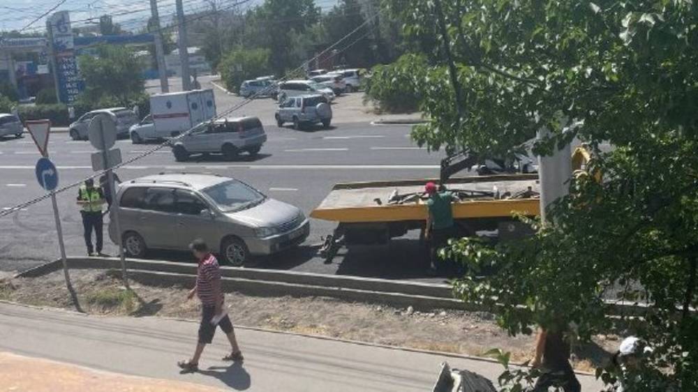 На Ахунбаева эвакуируют неправильно припаркованные машины. Фото