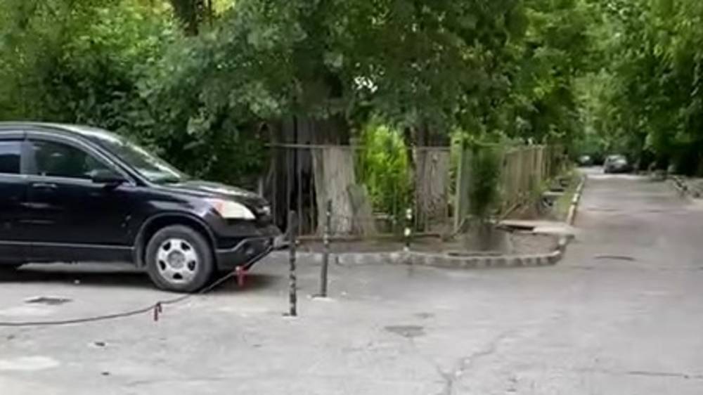Законно ли в 7 мкр огородили парковку? Видео горожанина