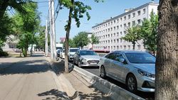 Новую дорогу по Ахунбаева снова превратили в парковку. Видео Новую дорогу по Ахунбаева снова превратили в парковку. Видео