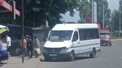 Водитель маршрутки №370 остановился в самом начале остановки «Шлагбаум», заблокировав одну полосу. Фото горожанина Водитель маршрутки №370 остановился в самом начале остановки «Шлагбаум», заблокировав одну полосу. Фото горожанина