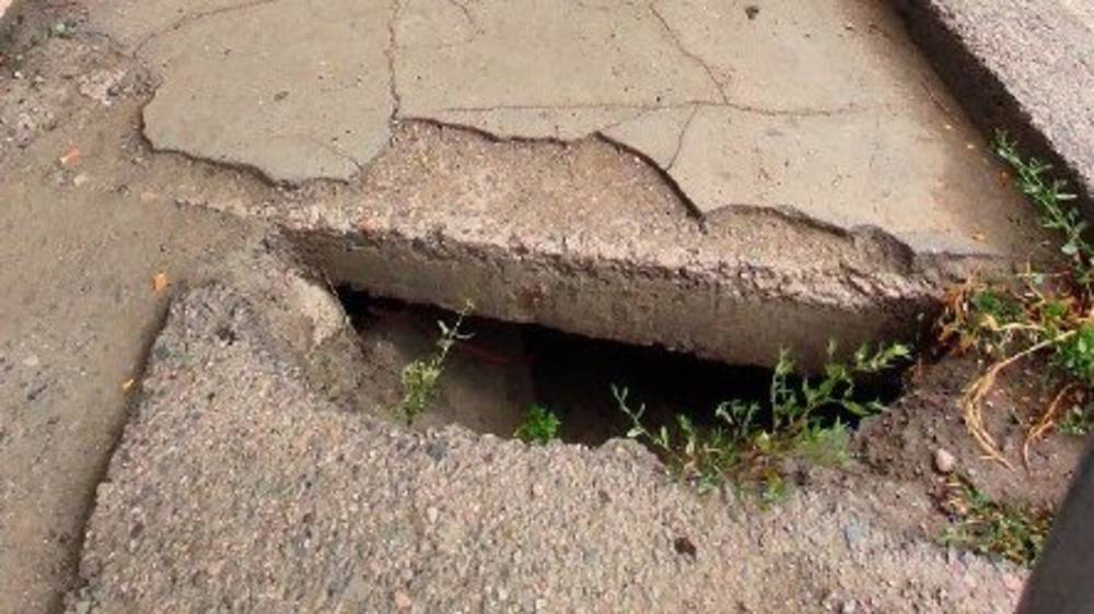 На мосту через БЧК на Советской образовалась яма. Фото