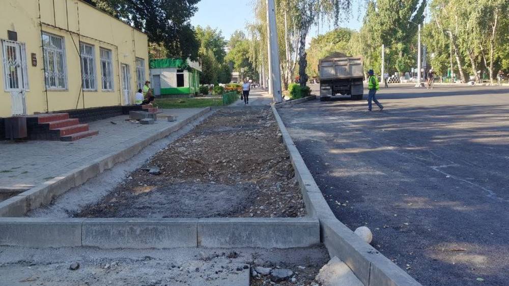 На Советской после ремонта остановку сделали на месте тротуара. Фото