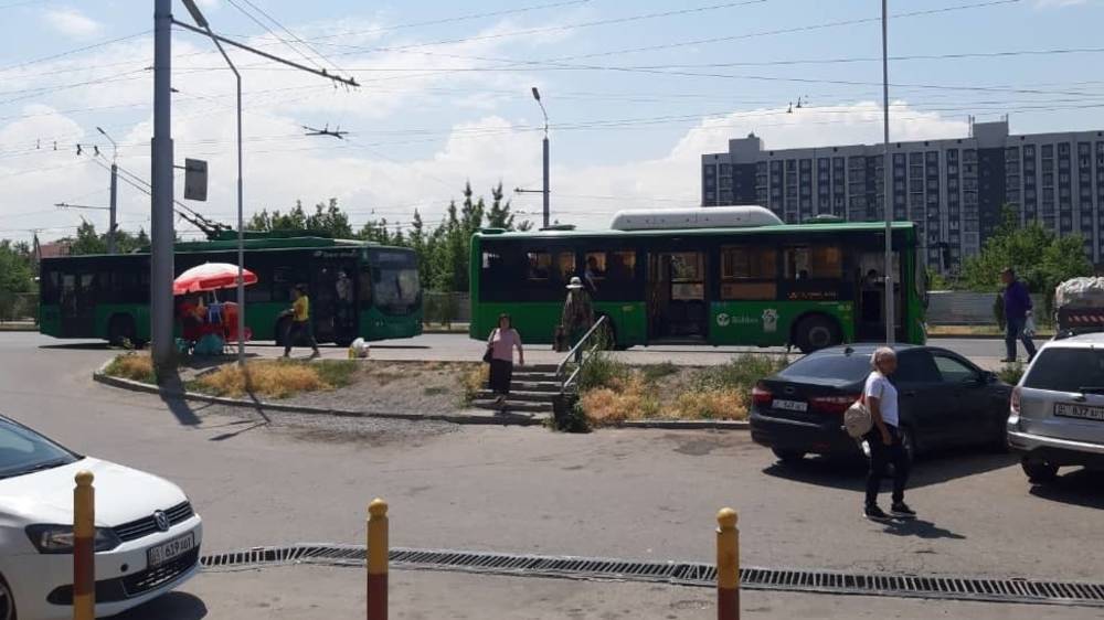 На остановке в Ак-Өргө нет навеса и скамеек. Фото