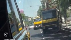 Несколько эвакуаторов забирают машины c ул.Ахунбаева, припаркованные в неположенном месте. Видео Несколько эвакуаторов забирают машины c ул.Ахунбаева, припаркованные в неположенном месте. Видео