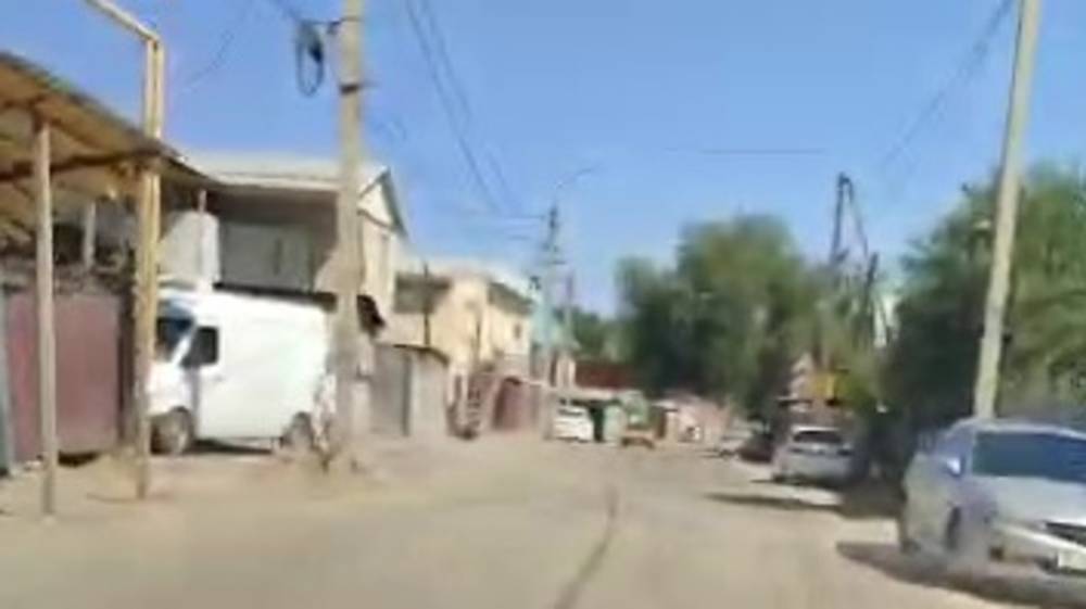 Водитель жалуется на состояние дороги в селе Аламедин. Видео