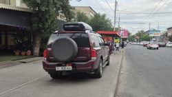 Напротив «Каравана» Nissan припарковали прямо на остановке. Фото Напротив «Каравана» Nissan припарковали прямо на остановке. Фото