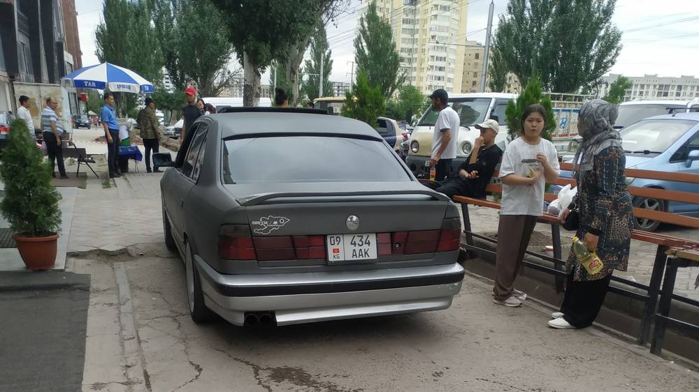 BMW едет по тротуару в Джале. Фото
