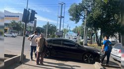 «Тойота Камри» припарковали на пешеходном переходе по Жибек Жолу «Тойота Камри» припарковали на пешеходном переходе по Жибек Жолу