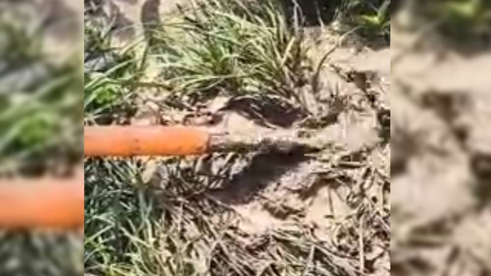 В одном из айыл окмоту Майлуу-Суу из крана течет не вода, а грязь, - местный житель. Видео