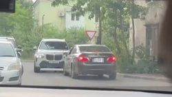 «Кто-то из нас двоих должен уступить». BMW и «Лексус» 5 минут ждали, пока кто-то из них уступит дорогу. Видео «Кто-то из нас двоих должен уступить». BMW и «Лексус» 5 минут ждали, пока кто-то из них уступит дорогу. Видео