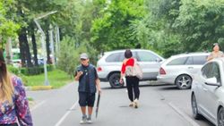 BMW X5 перегородил тротуар на ул.Манаса. Фото BMW X5 перегородил тротуар на ул.Манаса. Фото