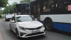 «Киа К5» припаркована на остановке, мешая общественному транспорту. Фото «Киа К5» припаркована на остановке, мешая общественному транспорту. Фото
