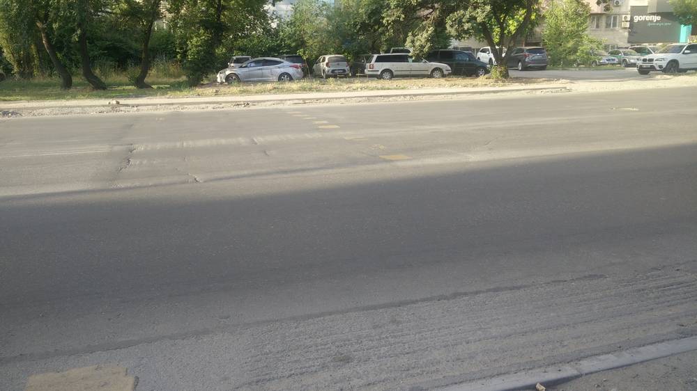 На дороге по Льва Толстого стерлась «зебра». Фото горожанина