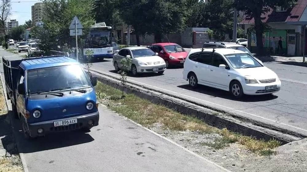 На ул.Горького клиенты пункта приема металла заезжают на тротуар. Фото
